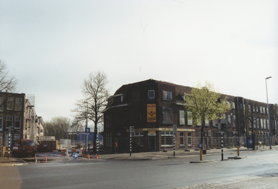 605917 Gezicht op de voor sloop bestemde huizen Vleutenseweg 339 -lager te Utrecht, met links de Busken Huetstraat.